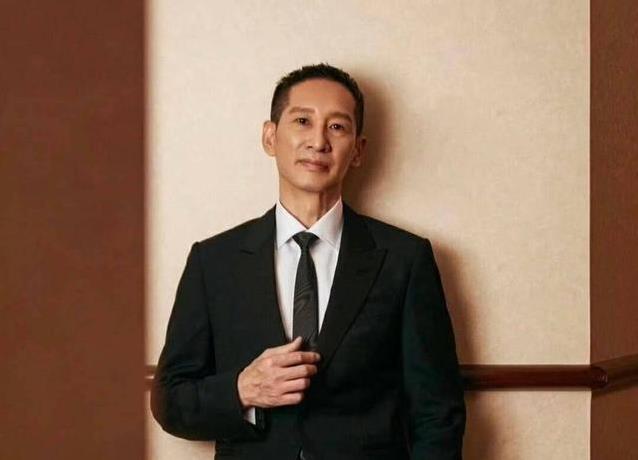 现在还有多, 演员, AA