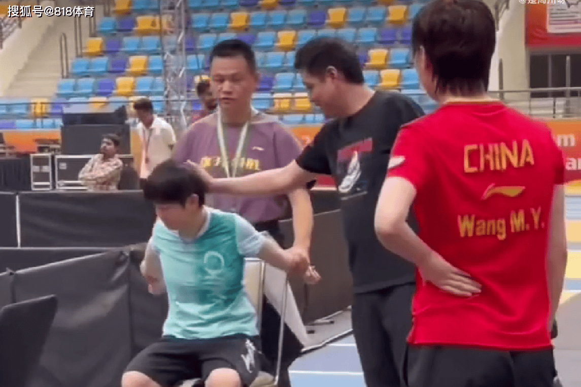 被认为是给, 前摸了摸她, 全程站在一